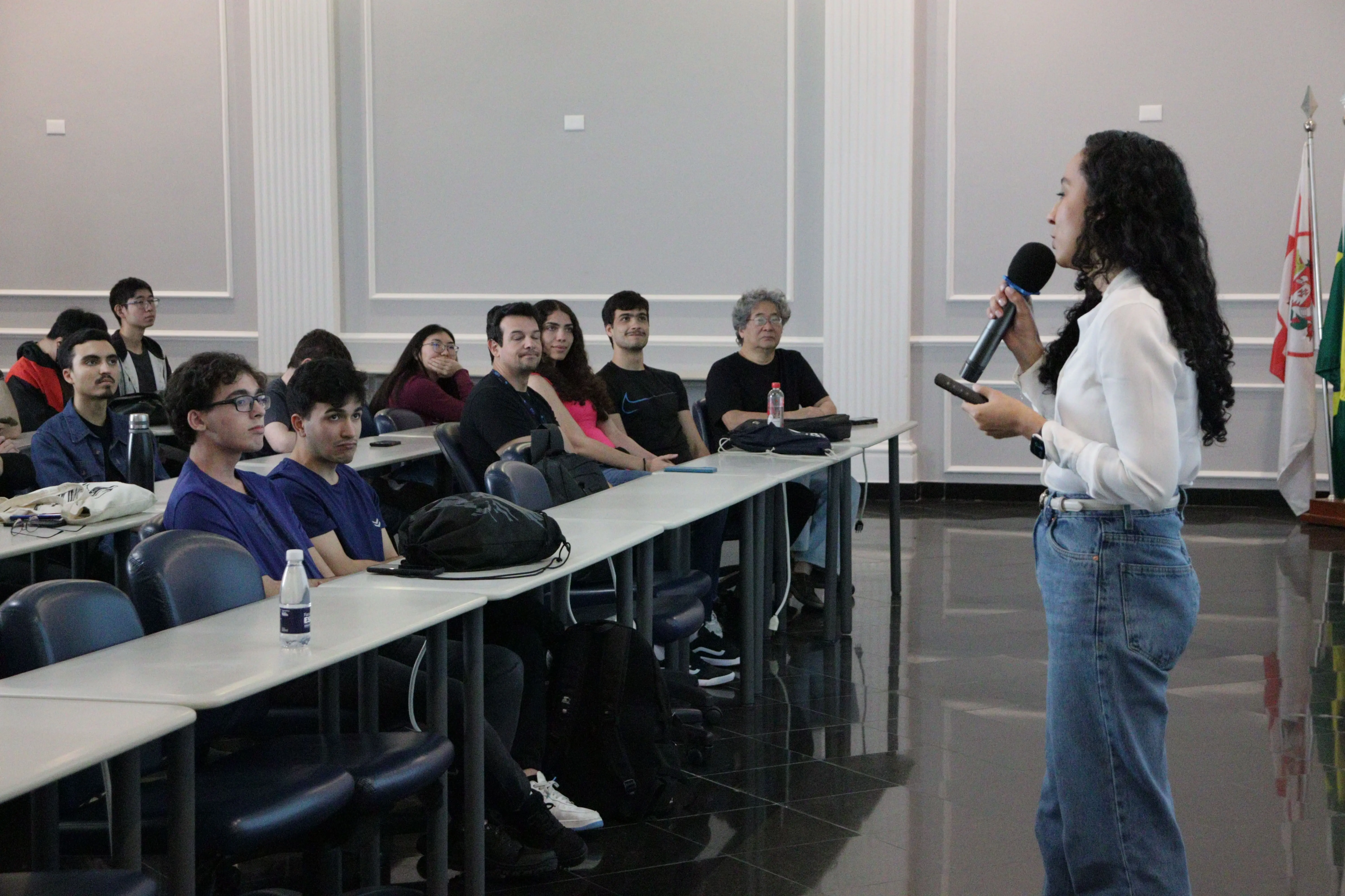 Palestra-Thais-_4_-min.webp
